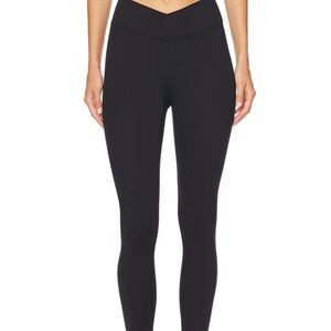 437 the V legging in black